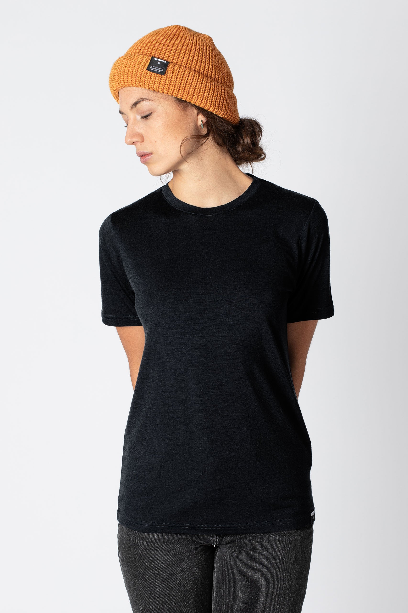 Jeckybeng-the-merino-t-shirt-deep-black_00001